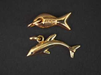 Vente aux enchères Ensemble comprenant : - un pendentif en or jaune en forme de poisson. 