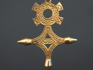 Vente aux enchères Pendentif en forme de croix du sud en or jaune. 4 x 3,2 cm Poids. 6,44