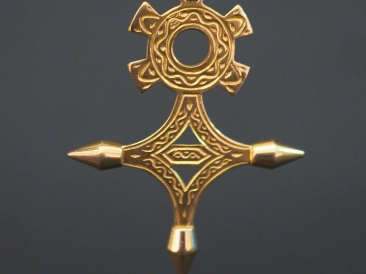 Pendentif en forme de croix du sud en or jaune. 4 x 3,2 cm Poids. 6,44