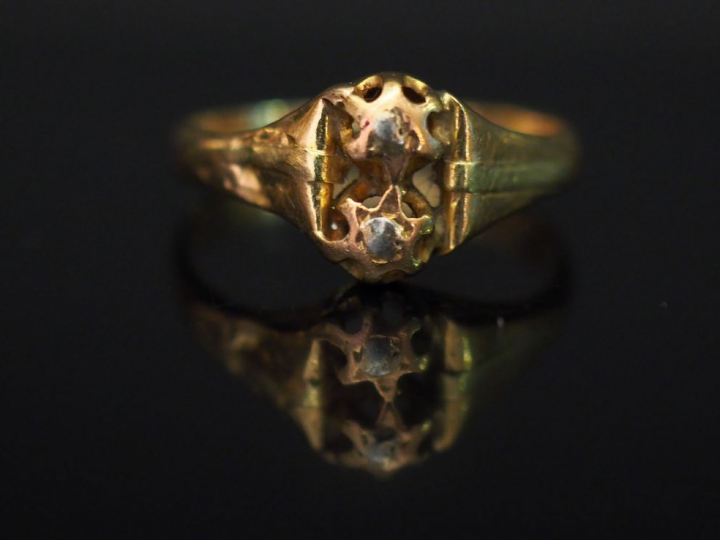 	Petite bague en or jaune, à décor de deux étoiles. TDD. 49 Poids. 2,1