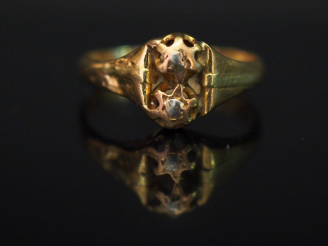 Vente aux enchères 	Petite bague en or jaune, à décor de deux étoiles. TDD. 49 Poids. 2,1