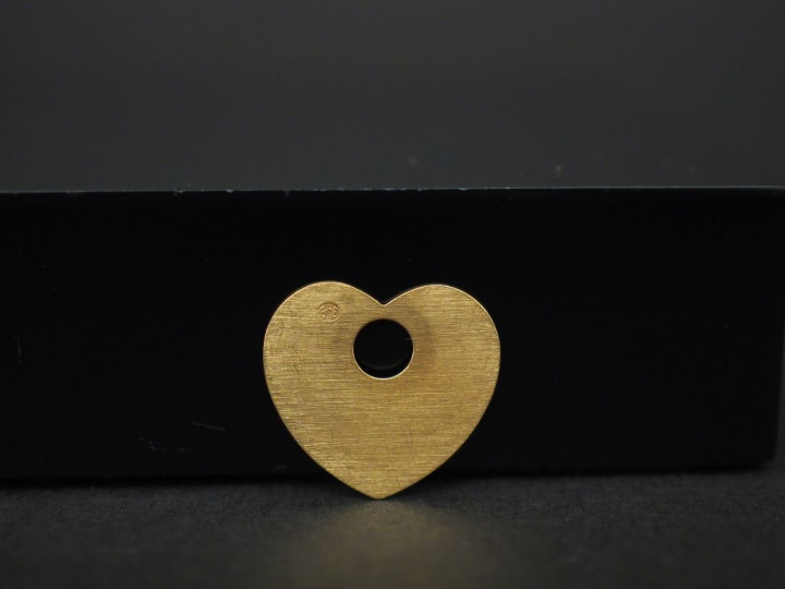Pendentif en or jaune, en forme de coeur.  Poids. 0,93 g