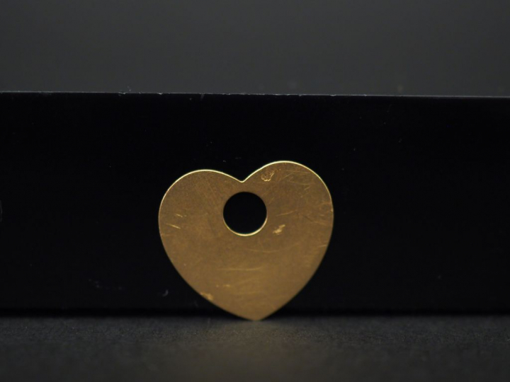 Pendentif en or jaune, en forme de coeur.  Poids. 0,93 g