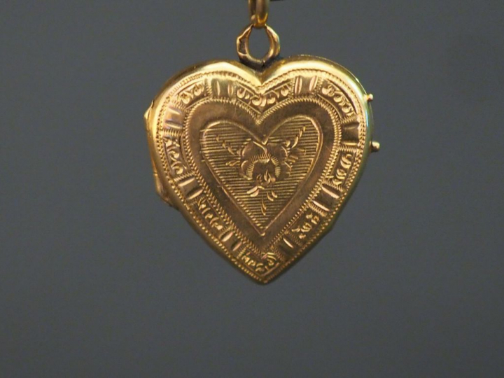 Pendentif porte-photo en or jaune, en forme de coeur, à décor double f