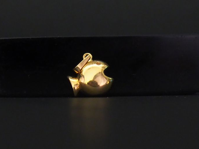 Pendentif en or jaune, en forme de poisson. 1,3 x 1,5 cm Poids. 1,21 g