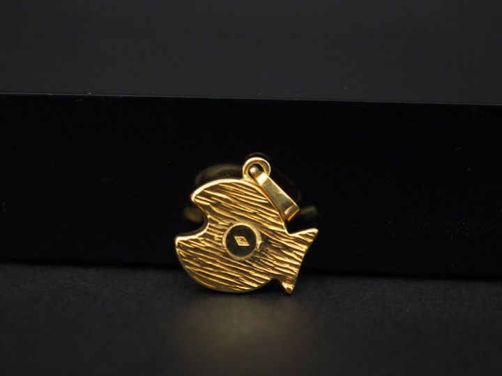 Pendentif en or jaune, en forme de poisson. 1,3 x 1,5 cm Poids. 1,21 g