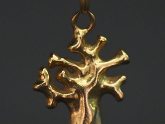 Vente aux enchères Pendentif en or jaune en forme d’arbre. H. 1,8 cm Poids. 2,55 g