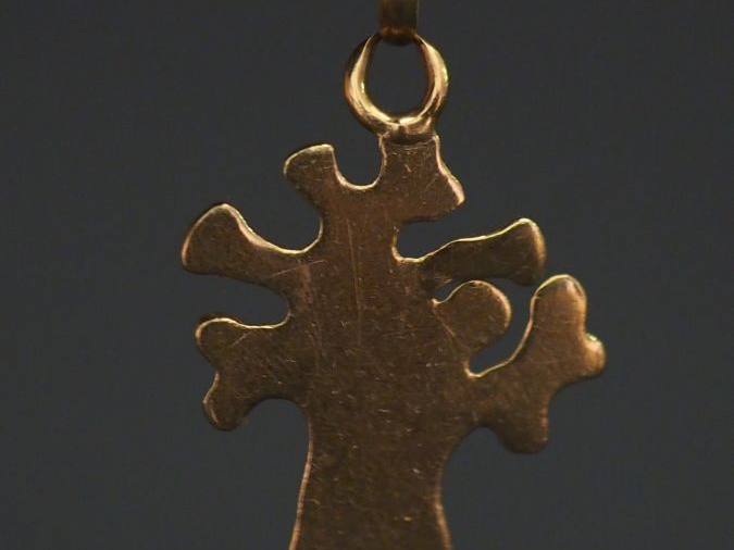 Pendentif en or jaune en forme d’arbre. H. 1,8 cm Poids. 2,55 g