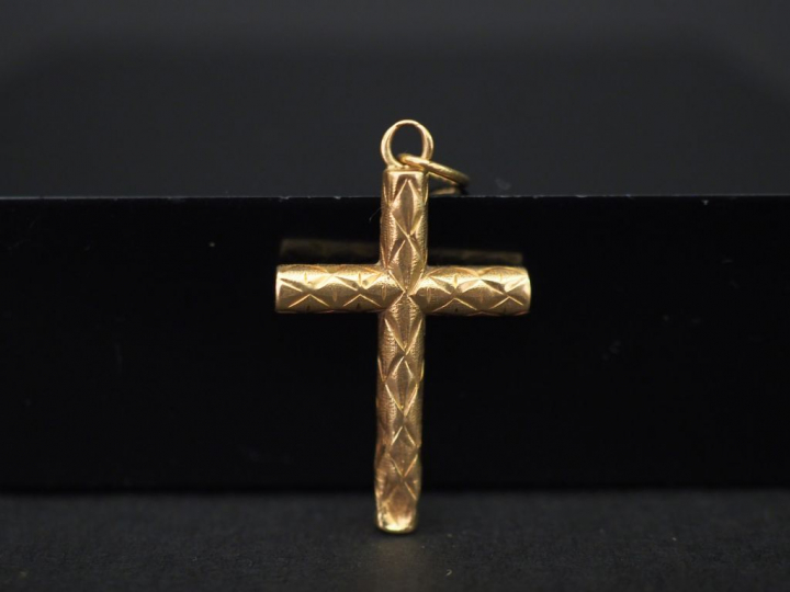 Pendentif en forme de croix en or jaune, à décor de motifs géométrique