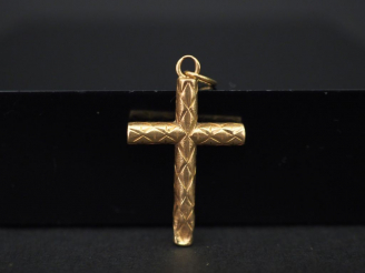 Vente aux enchères Pendentif en forme de croix en or jaune, à décor de motifs géométrique