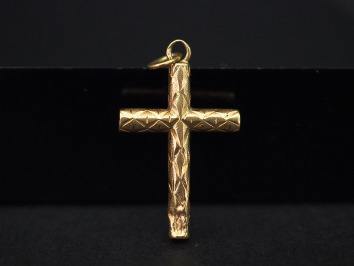Pendentif en forme de croix en or jaune, à décor de motifs géométrique