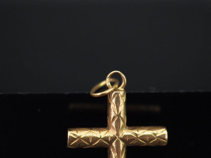 Pendentif en forme de croix en or jaune, à décor de motifs géométrique