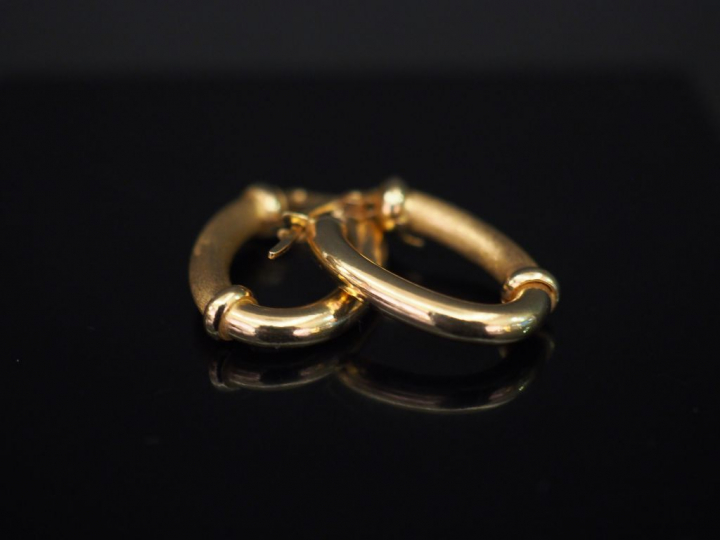 Paire de créoles de forme ovale en or jaune 14k. H. 1,5 cm Poids. 2,94