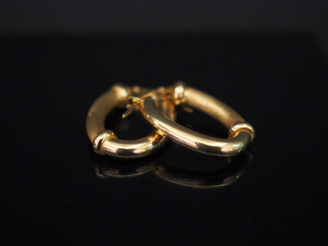 Vente aux enchères Paire de créoles de forme ovale en or jaune 14k. H. 1,5 cm Poids. 2,94