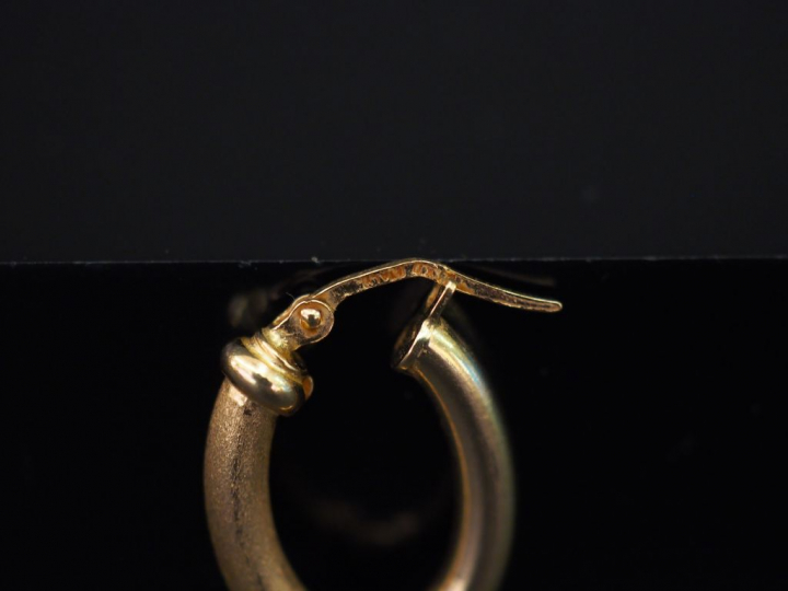 Paire de créoles de forme ovale en or jaune 14k. H. 1,5 cm Poids. 2,94