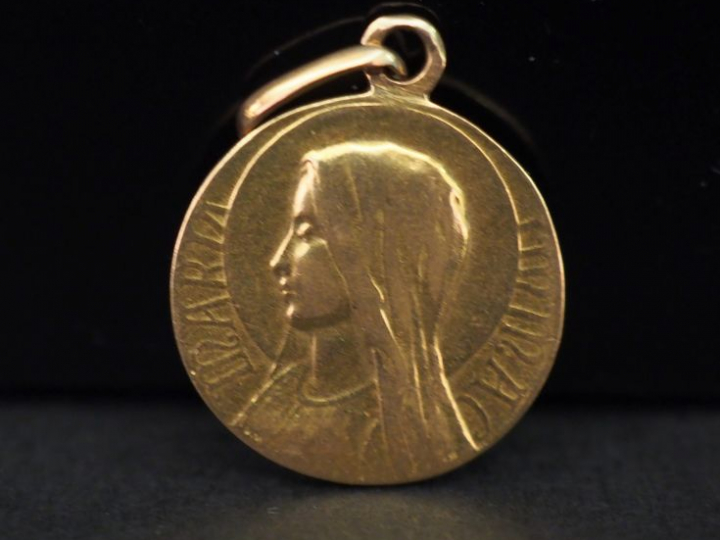	Petite médaille religieuse en or jaune, figurant la Sainte Vierge. Di
