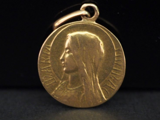 Vente aux enchères 	Petite médaille religieuse en or jaune, figurant la Sainte Vierge. Di
