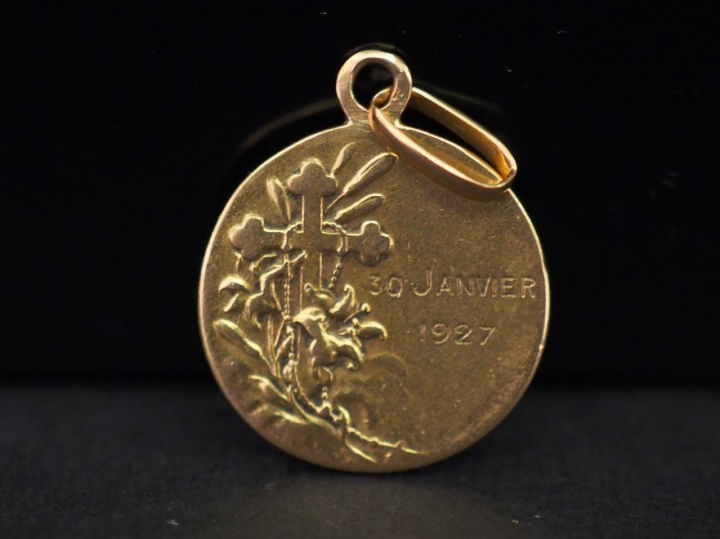 	Petite médaille religieuse en or jaune, figurant la Sainte Vierge. Di