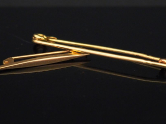 Vente aux enchères Ensemble comprenant deux différentes épingles en or jaune. Long. 3 cm 