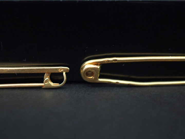 Ensemble comprenant deux différentes épingles en or jaune. Long. 3 cm 