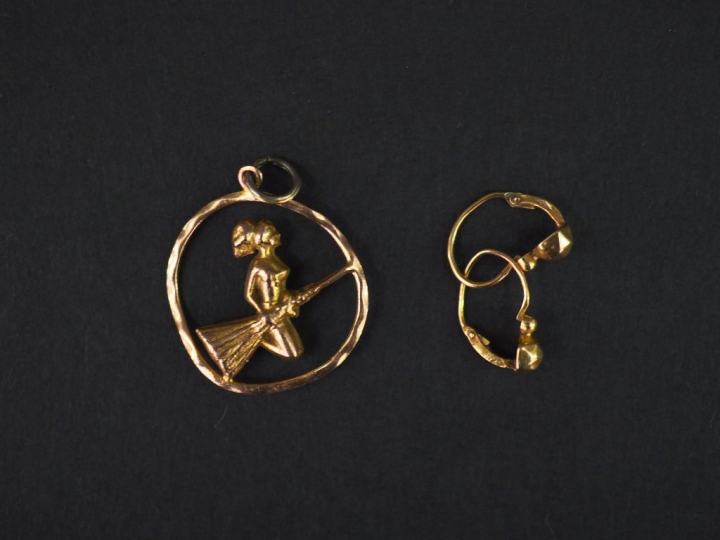 	Ensemble comprenant : - une paire de perces oreilles en or, à décor d