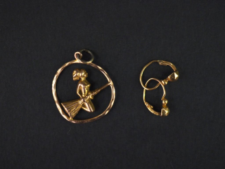 Vente aux enchères 	Ensemble comprenant : - une paire de perces oreilles en or, à décor d