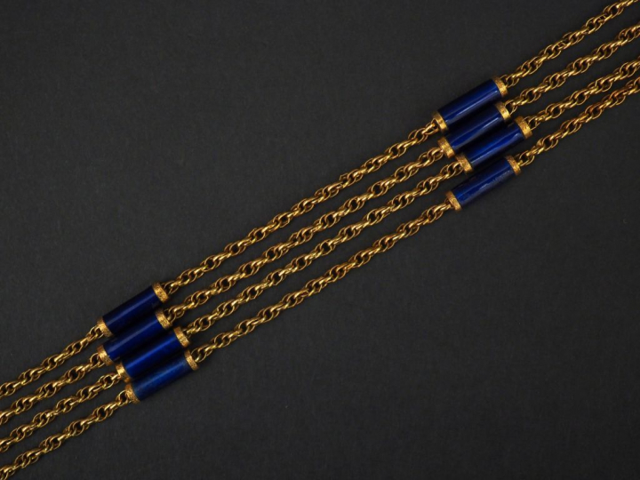 Sautoir en or jaune et émail bleu, petits maillons entrelacés alternés