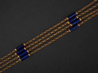 Vente aux enchères Sautoir en or jaune et émail bleu, petits maillons entrelacés alternés