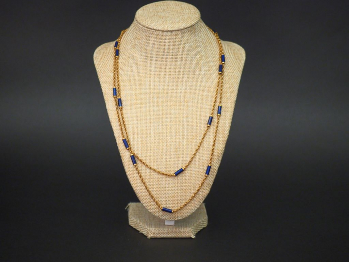 Sautoir en or jaune et émail bleu, petits maillons entrelacés alternés