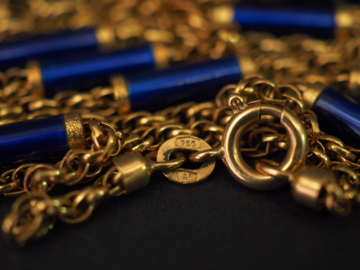 Sautoir en or jaune et émail bleu, petits maillons entrelacés alternés