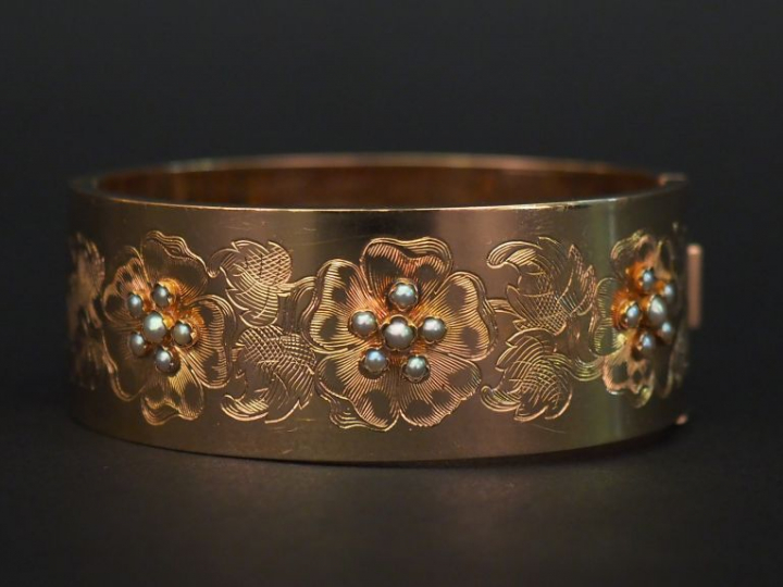 Bracelet manchette Napoléon III en or jaune et perles, à décor d’une f
