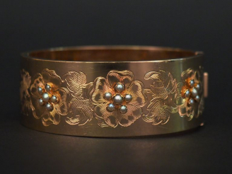 Vente aux enchères Bracelet manchette Napoléon III en or jaune et perles, à décor d’une f