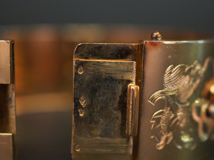 Bracelet manchette Napoléon III en or jaune et perles, à décor d’une f