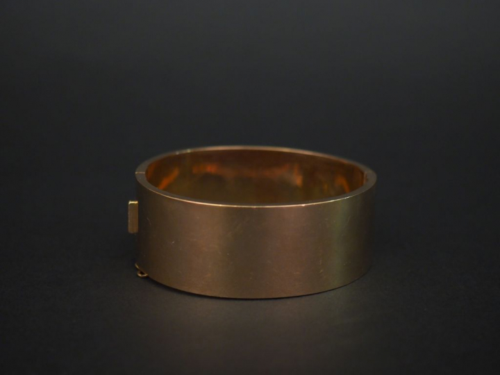 Bracelet manchette Napoléon III en or jaune et perles, à décor d’une f