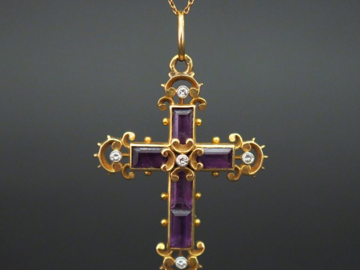 Pendentif Napoléon III en or jaune en forme de croix, serti d’améthyst