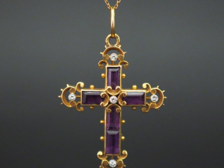 Vente aux enchères Pendentif Napoléon III en or jaune en forme de croix, serti d’améthyst