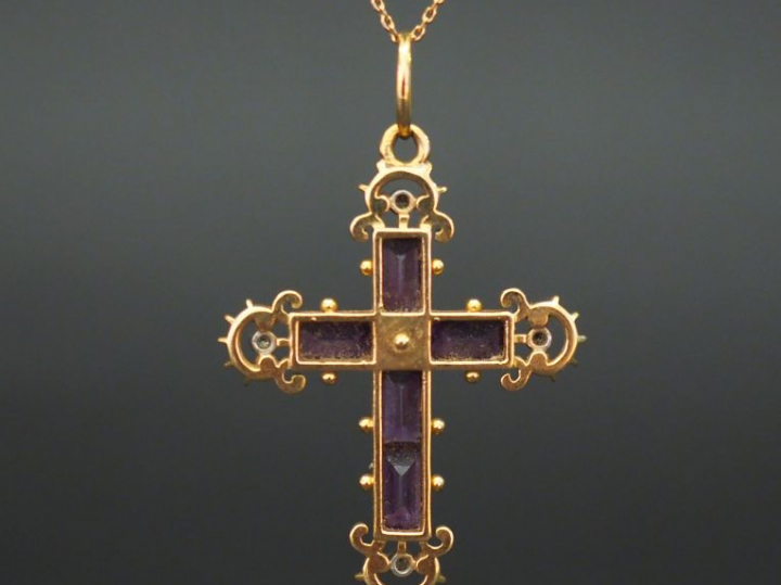 Pendentif Napoléon III en or jaune en forme de croix, serti d’améthyst