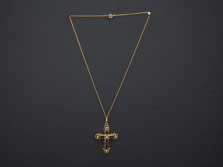 Pendentif Napoléon III en or jaune en forme de croix, serti d’améthyst