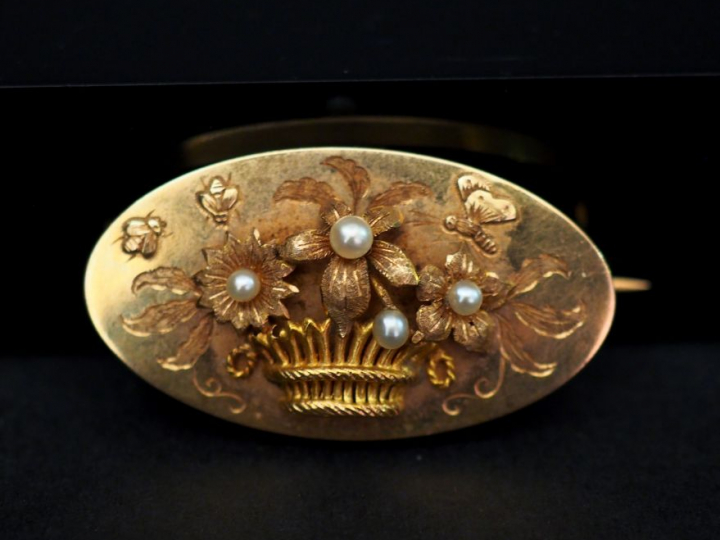 Broche ovale Napoléon III en or jaune, à décor appliqué de panier fleu