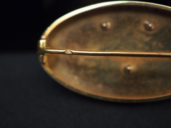 Broche ovale Napoléon III en or jaune, à décor appliqué de panier fleu