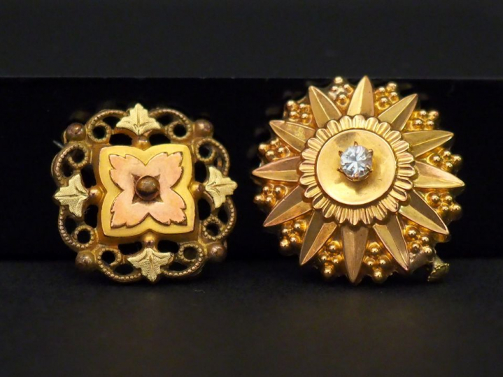 Ensemble comprenant : - une broche circulaire Napoléon III en or jaune