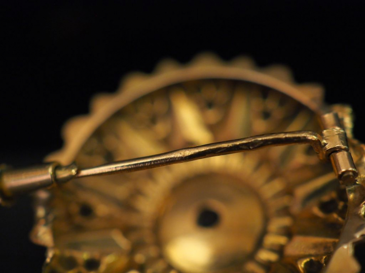 Ensemble comprenant : - une broche circulaire Napoléon III en or jaune