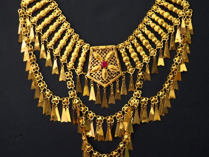 Collier draperie de style oriental en or jaune, à décor d’une pierre r