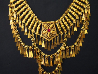 Vente aux enchères Collier draperie de style oriental en or jaune, à décor d’une pierre r