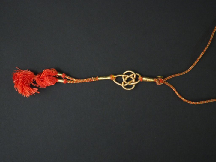 Collier draperie de style oriental en or jaune, à décor d’une pierre r