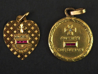 Vente aux enchères 	Ensemble comprenant : - un pendentif en forme de coeur en or jaune, s