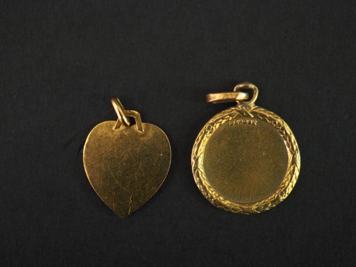 	Ensemble comprenant : - un pendentif en forme de coeur en or jaune, s