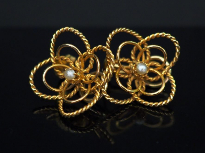 Paire de clips d’oreilles en or jaune, en forme de fleurs, serties en 