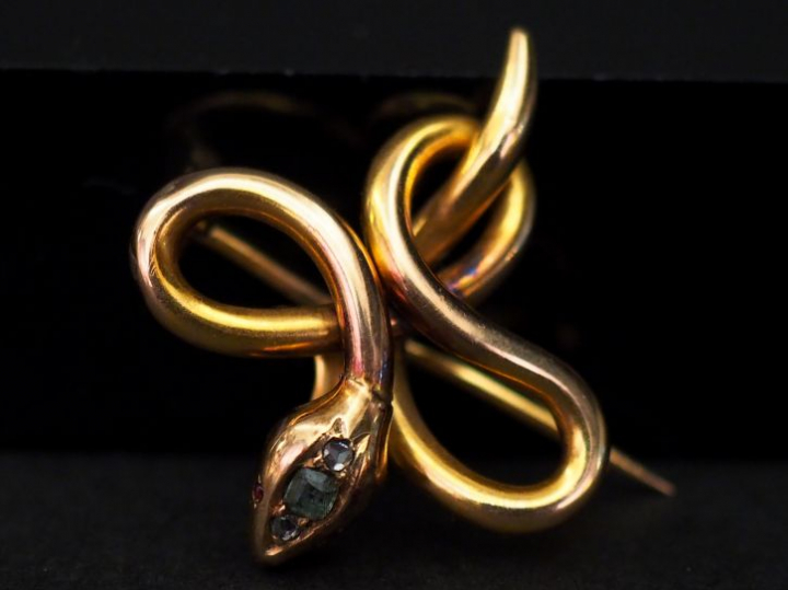 Broche/pendentif en forme de serpent en or jaune, la tête et les yeux 