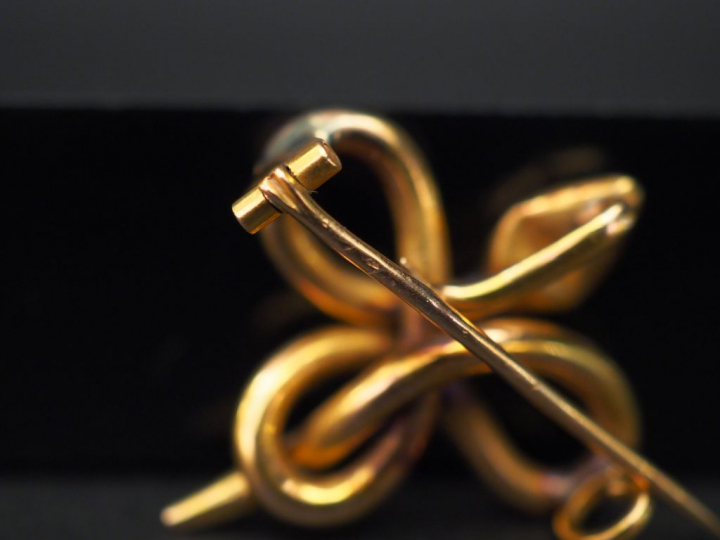 Broche/pendentif en forme de serpent en or jaune, la tête et les yeux 